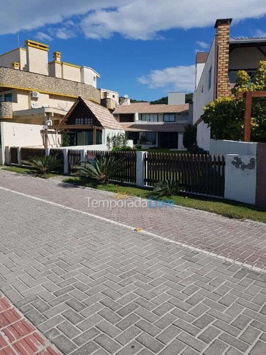 Casa para aluguel de temporada em Bombinhas (Praia de Bombas)