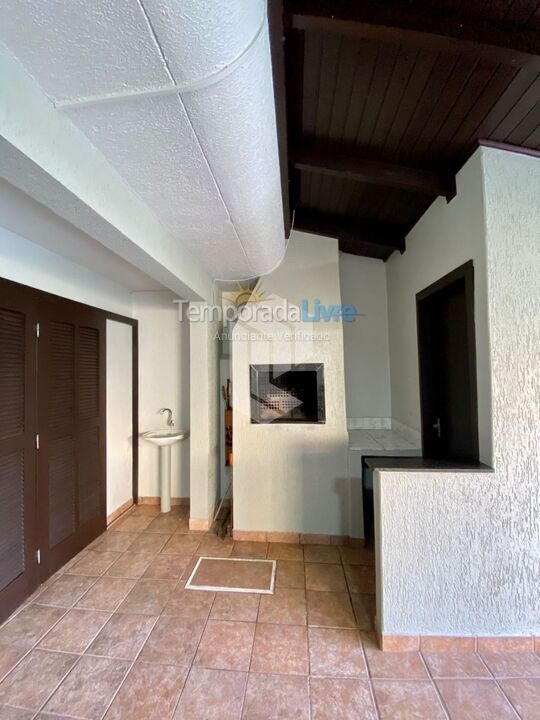 Casa para aluguel de temporada em Bombinhas (Praia de Bombas)