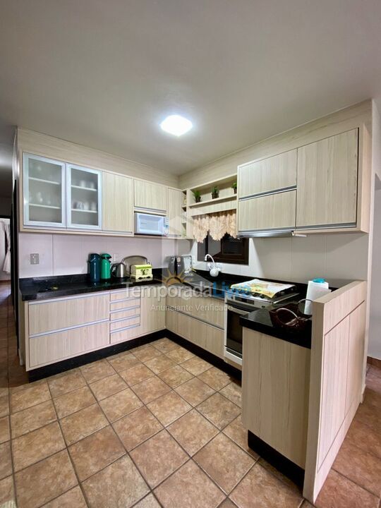 Casa para aluguel de temporada em Bombinhas (Praia de Bombas)