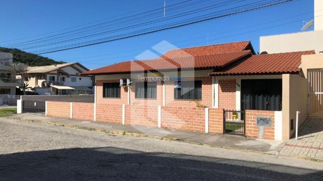 Casa para aluguel de temporada em Bombinhas (Praia de Bombas)