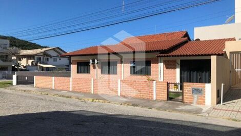 Casa a poucos metros do mar.