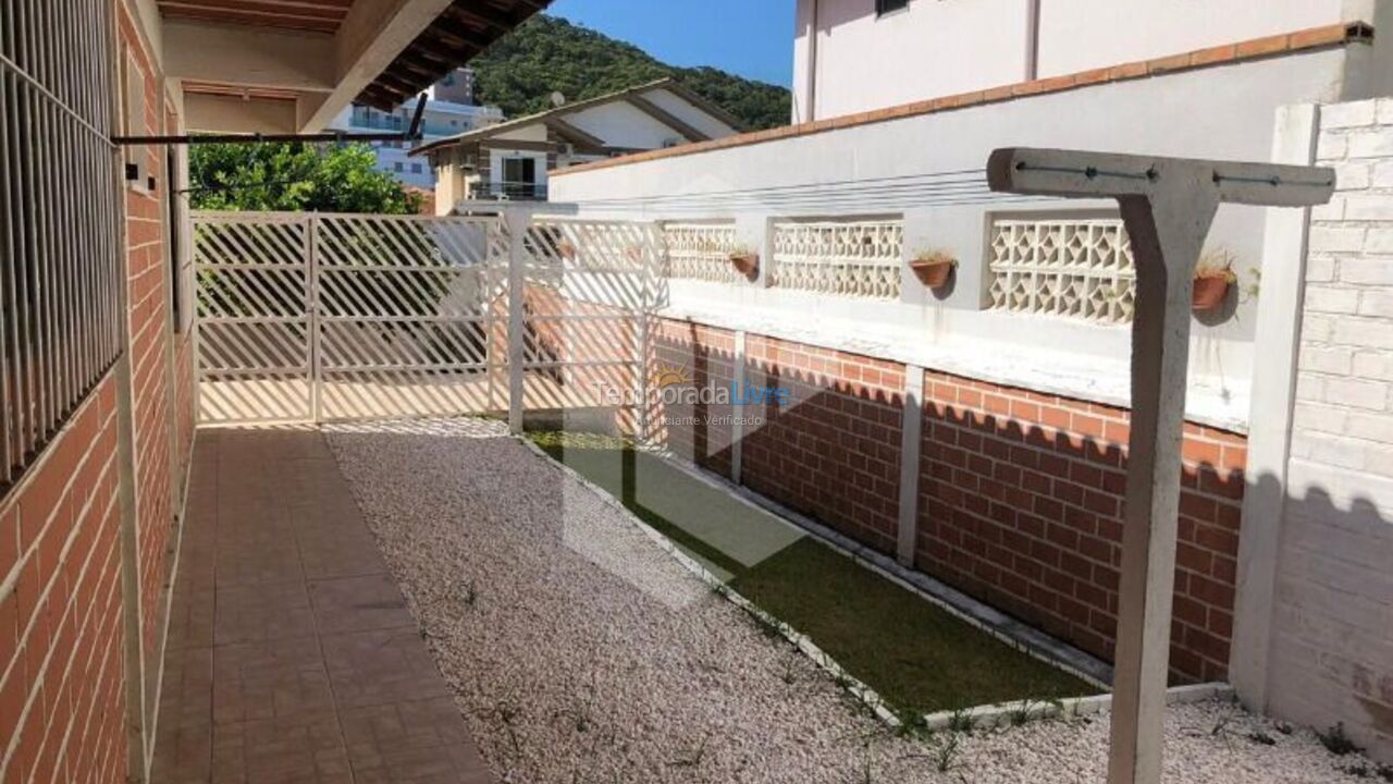 Casa para aluguel de temporada em Bombinhas (Praia de Bombas)