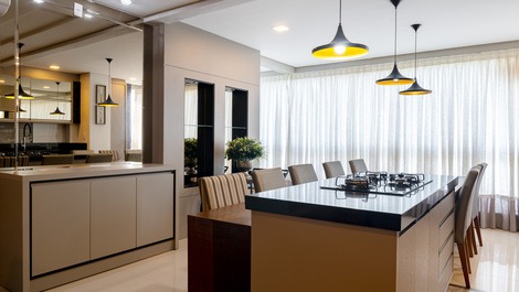 Cobertura em Mariscal Sob Avenida Principal da Praia com Vista pro Mar