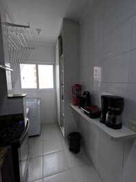 Armário, maquina de lavar roupa e eletrodomésticos.