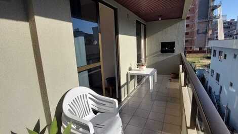 Apartamento 02 dormitórios na Av. Principal de Bombas