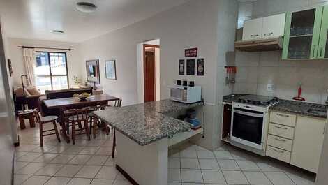 Apartamento 02 dormitórios na Av. Principal de Bombas