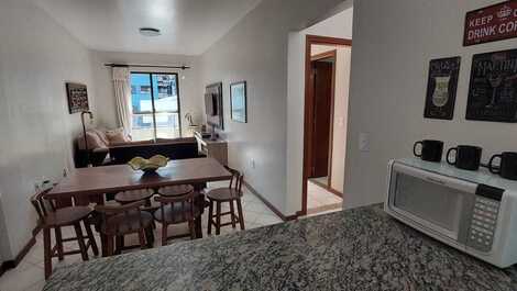 Apartamento 02 dormitórios na Av. Principal de Bombas