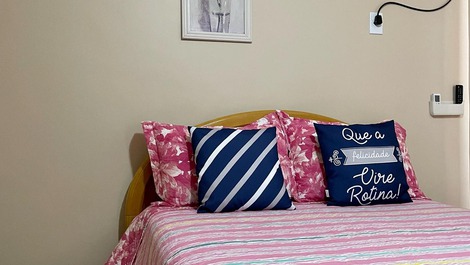 Suíte 1 térreo: ar condicionado split+ ventilador de teto + tv 24”+ 1 cama casal+ 1 cama auxiliar de solteiro + 1 guarda-roupas+ 1 cômoda 