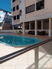 Piscina com espreguiçadeiras
