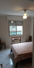 Apto em pitangueiras pé na areia.