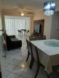 Apto em pitangueiras pé na areia.