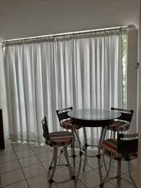 Apto em pitangueiras pé na areia.