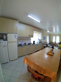 Excelente casa com piscina a poucos metros do mar. Perfeita para...