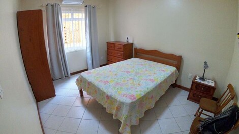 Excelente casa com piscina a poucos metros do mar. Perfeita para...