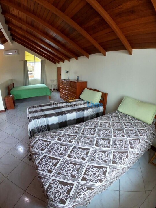 Casa para aluguel de temporada em Governador Celso Ramos (Palmas)