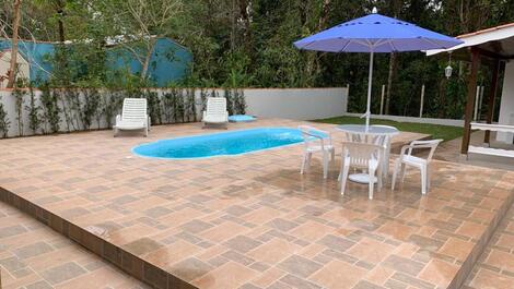 Ampla area de piscina