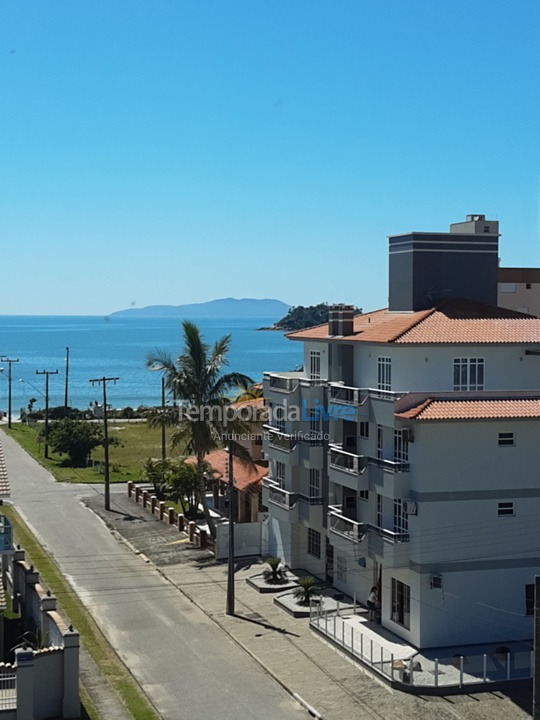 Apartamento para aluguel de temporada em Governador Celso Ramos (Praia de Palmas)