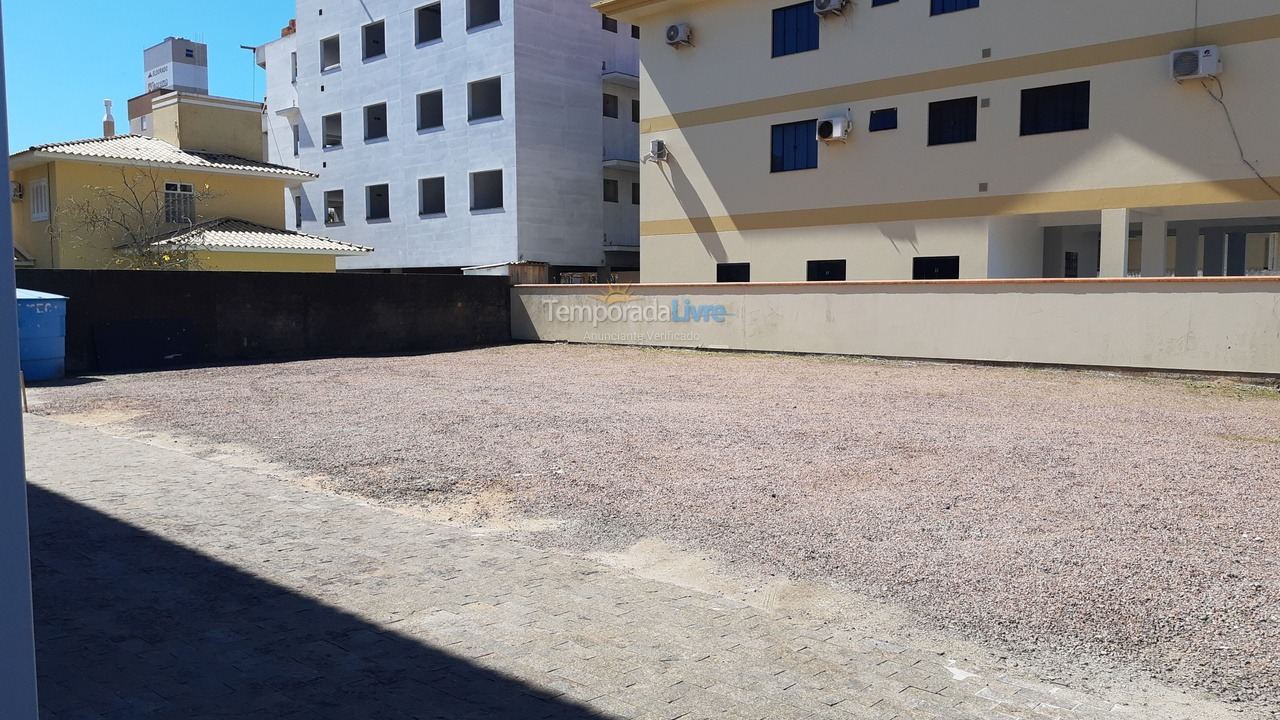 Apartamento para aluguel de temporada em Governador Celso Ramos (Praia de Palmas)