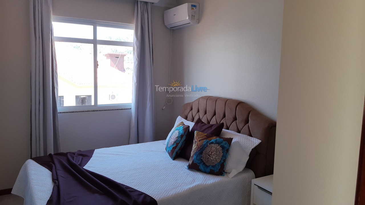 Apartamento para aluguel de temporada em Governador Celso Ramos (Praia de Palmas)