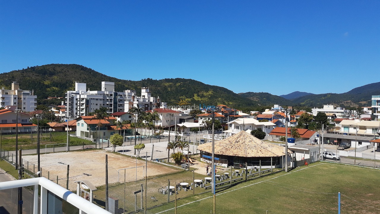 Apartamento para aluguel de temporada em Governador Celso Ramos (Praia de Palmas)