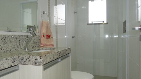 Sobrado de 2 quartos a 200m da praia do Mariscal