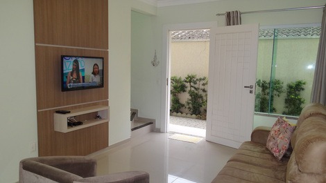 Sobrado de 2 quartos a 200m da praia do Mariscal