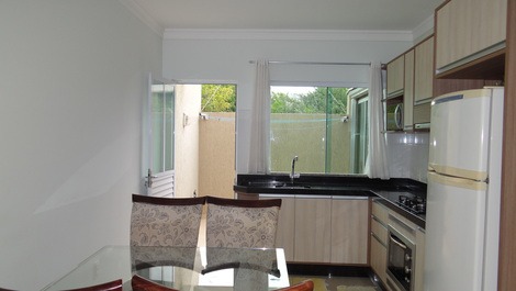 Sobrado de 2 quartos a 200m da praia do Mariscal