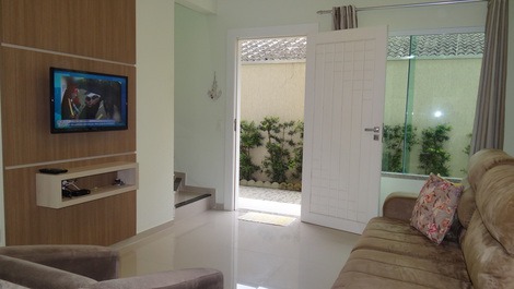 Sobrado de 2 quartos a 200m da praia do Mariscal