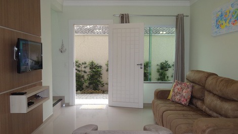 Sobrado de 2 quartos a 200m da praia do Mariscal