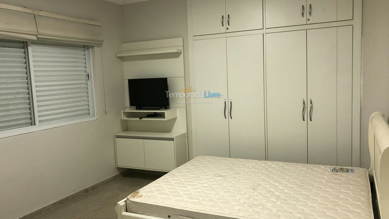 Apartamento para aluguel de temporada em Guarujá (Pitangueiras)