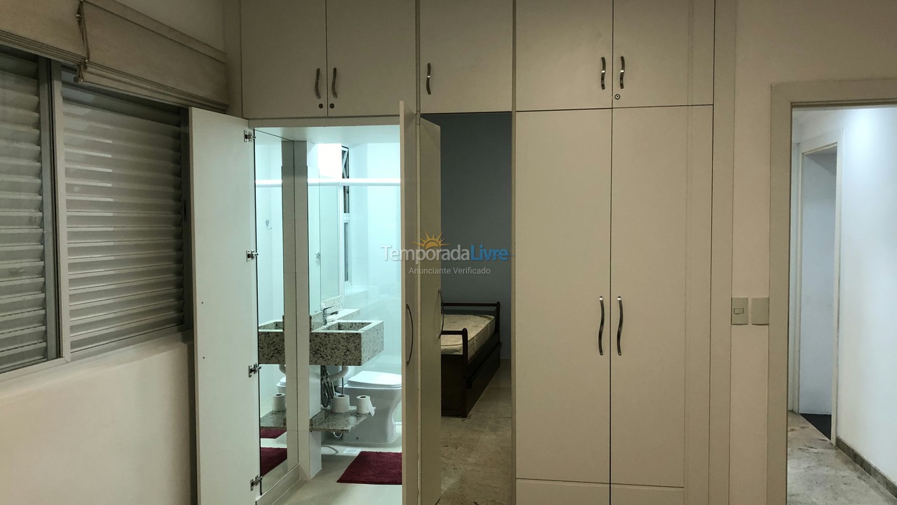 Apartamento para aluguel de temporada em Guarujá (Pitangueiras)