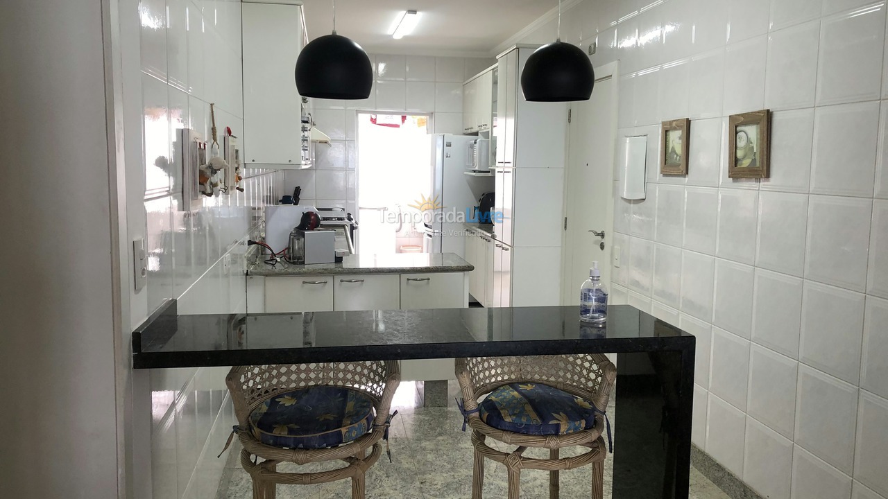 Apartamento para aluguel de temporada em Guarujá (Pitangueiras)