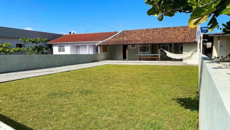 Casa de praia completa na praia da Pinheira.