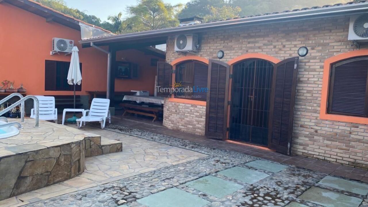 Casa para aluguel de temporada em Ubatuba (Praia das Toninhas)