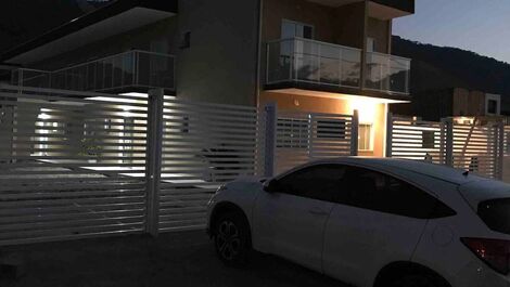 Apartamentos Rafael: a 800 m de Praia da Maranduba, barbacoa, Wi-Fi, aparcamiento