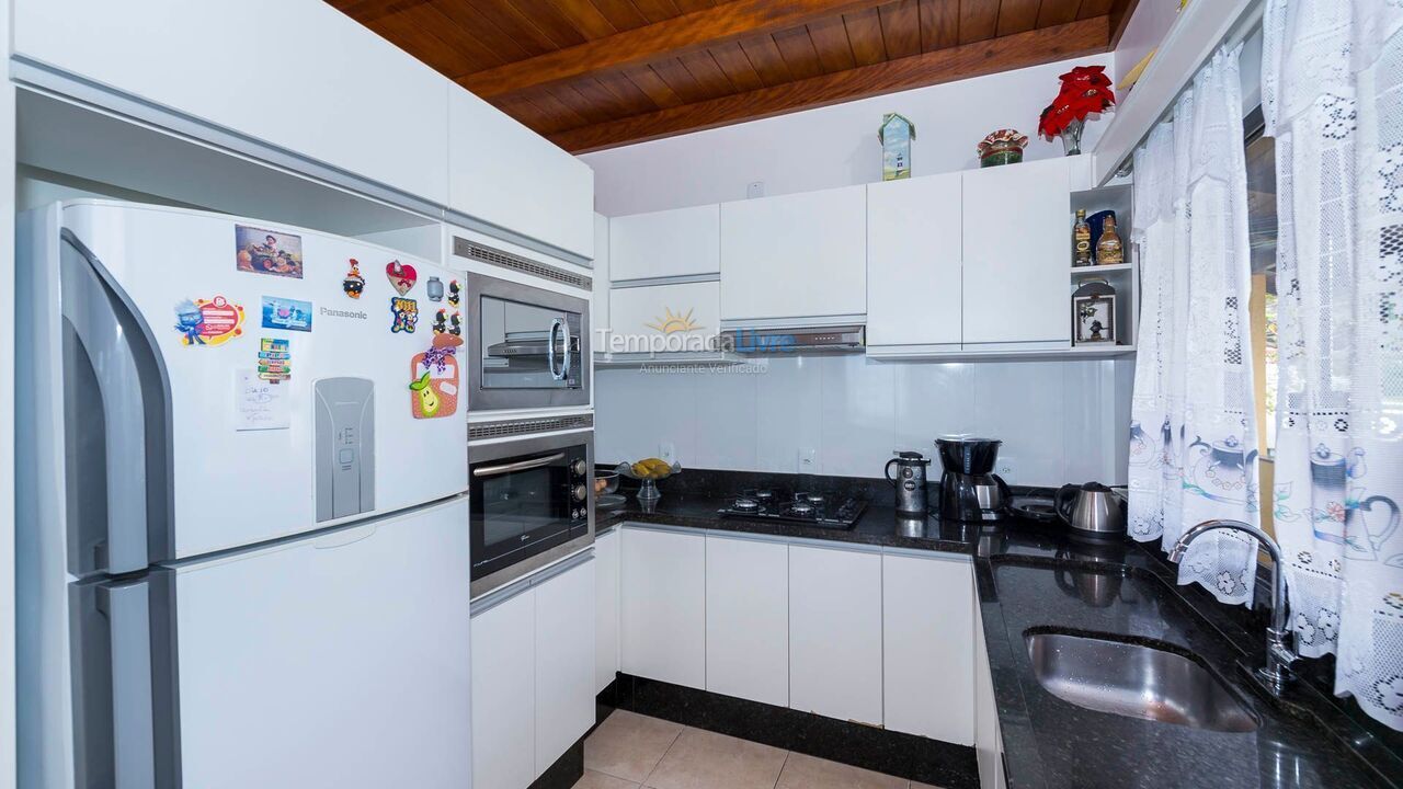 Casa para aluguel de temporada em Bombinhas (Praia de Bombas)
