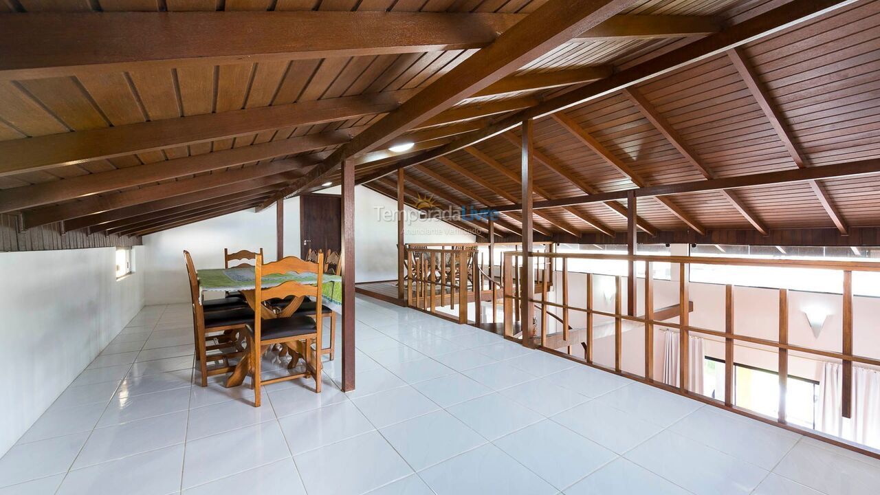 Casa para aluguel de temporada em Bombinhas (Praia de Bombas)