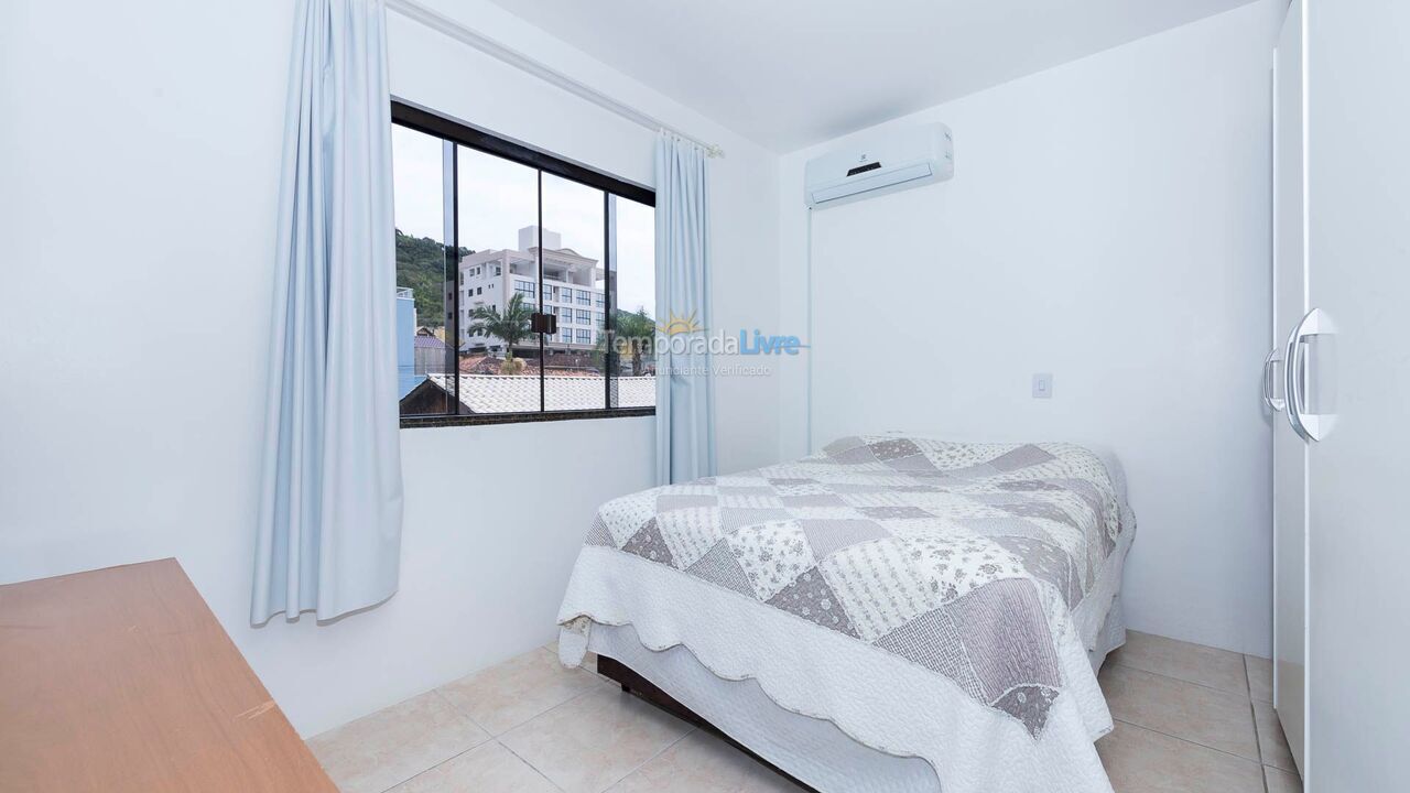 Casa para aluguel de temporada em Bombinhas (Praia de Bombas)