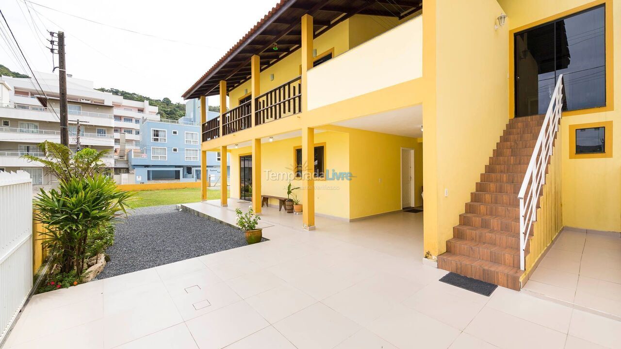 Casa para aluguel de temporada em Bombinhas (Praia de Bombas)