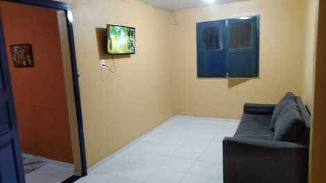 Sala de estar tv, sofá, mesa e cadeiras