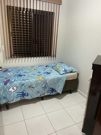 Quarto 1 com cama de solteiro 