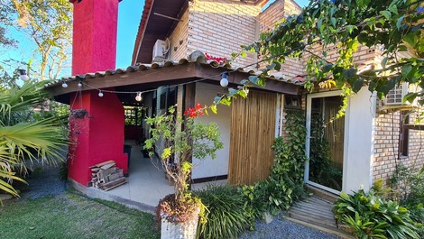 Casa d praia c piscina, jacuzzi, ampla e aconchegante na praia do rosa