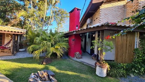 Casa de playa con piscina y jacuzzi grande y acogedor en Praia do Rosa