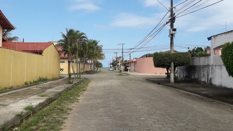 Localizada a uma quadra e meia da praia.