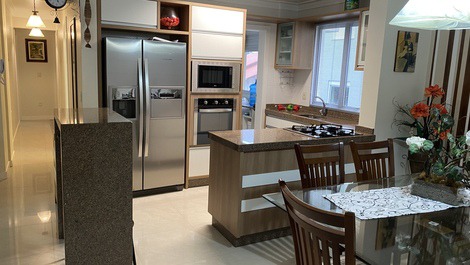 APARTAMENTO DIFERENCIADO, BOMBINHAS, 4 aires, wi-fi, 80 metros de playa - mg203