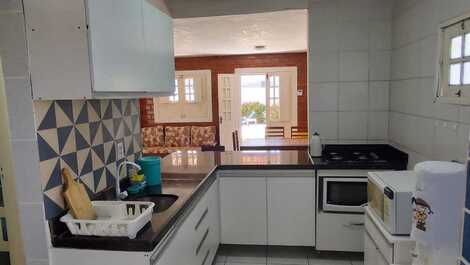 Cozinha tipo americana completa.