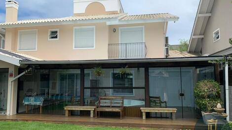 Casa Alto Padrão em Jurerê Internacional - Locação de Temporada
