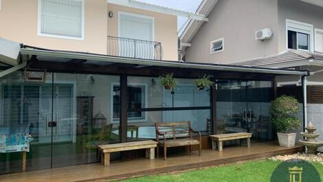 Casa Alto Padrão em Jurerê Internacional - Locação de Temporada