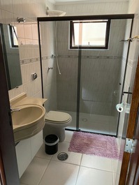 Banheiro social fica no corredor entre os quartos. 