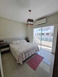 New, cozy apartment, best location Bombinhas beach 90m from the sea
